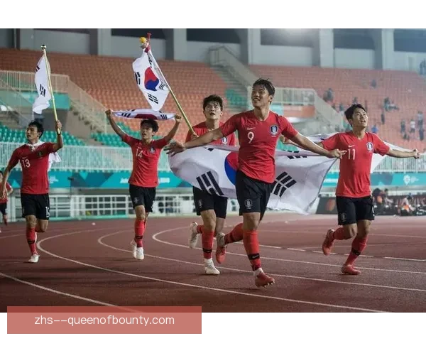 孙兴慜在韩国国家队训练营亲自示范精准传中技巧激励年轻球员